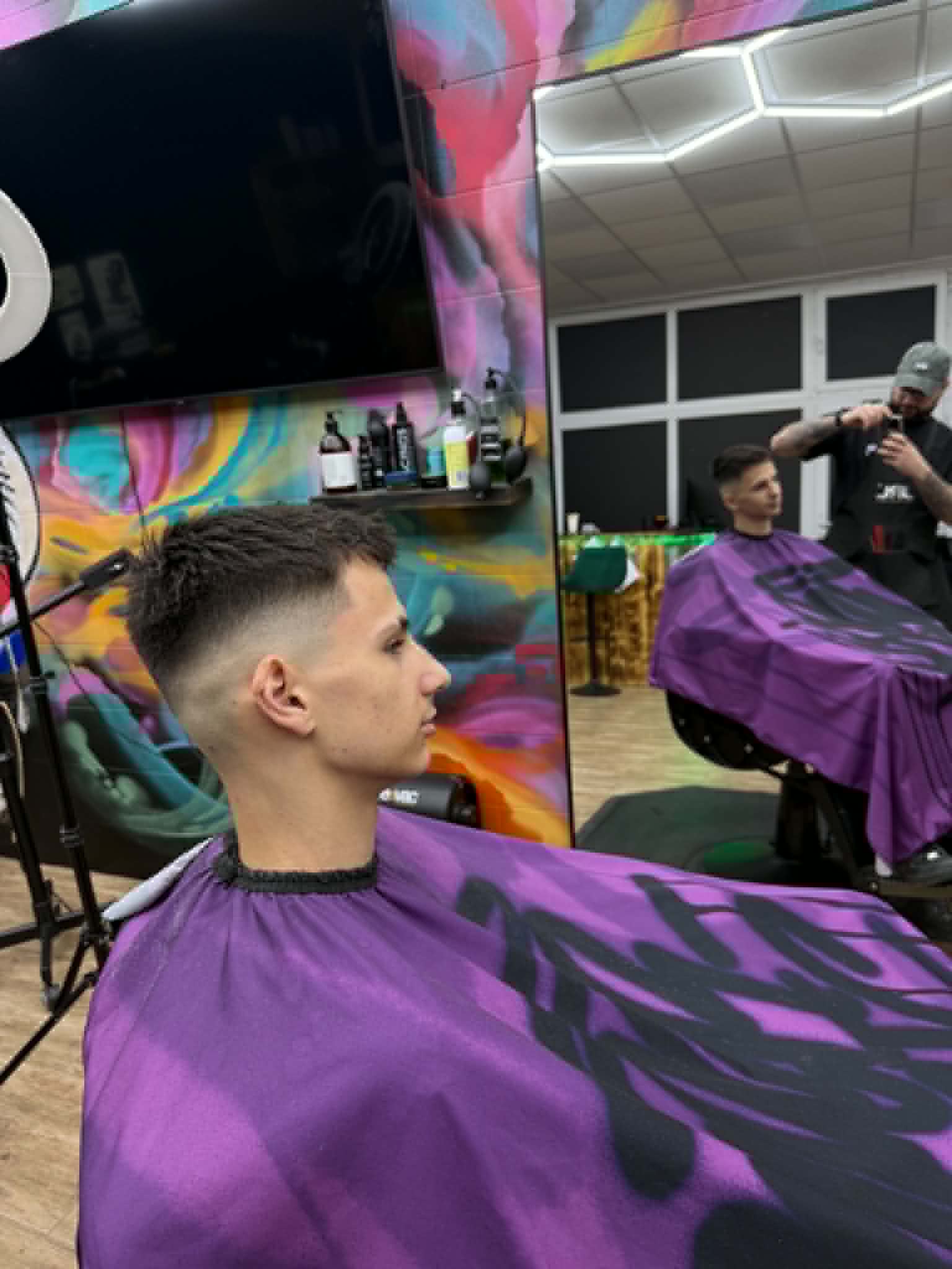 Holič pri práci
